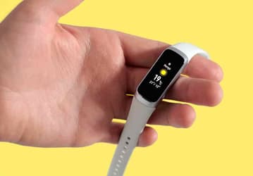 Условный конкурент для Xiaomi Mi Smart Band 5 в исполнении Samsung. Компания готовит трекер Galaxy Fit2