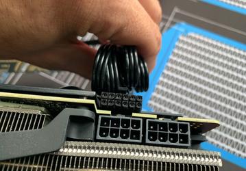 12-контактный разъем Nvidia оказался меньше, чем 8-контактный разъем дополнительного питания PCIe