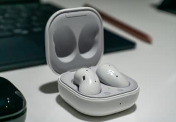 Интереснее AirPods Pro и с активным шумоподавлением. Представлены полностью беспроводные наушники Samsung Galaxy Buds Live