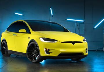 Машины Tesla станут разнообразнее. Компания запустила сервис по покраске своих авто
