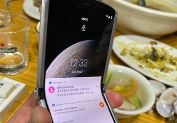 Motorola Razr 2 не будет так похож на культового предшественника. Появились первые фото аппарата