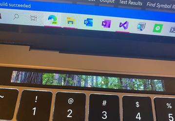 Сенсорную панель Touch Bar в MacBook Pro превратили в дополнительный экран при помощи… Windows 10