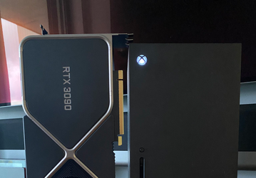GeForce RTX 3090 рядом с Xbox Series X на одном фото. Видеокарта кажется даже крупнее
