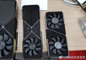 Она гигантская. GeForce RTX 3090 сфотографировали рядом с GeForce RTX 3080 и RTX 3070
