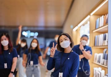Apple разработала для своих сотрудников специальные маски, включая уникальную полностью прозрачную модель