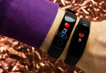 Новая прошивка добавит в Xiaomi Mi Band 5 и Amazfit Band 5 функцию измерения температуры