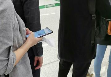 Включённый Huawei Mate 40 Pro засняли в руках пользователя