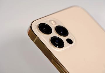 Apple iPhone 12 используют в качестве ножа