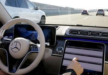 У Mercedes-Benz готова система, аналогичная Tesla Autopilot, но немецкий автопроизводитель считает неправильным тестировать ее на обычных водителях