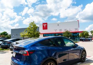 Tesla начнет выпуск семиместного варианта электромобиля Model Y в следующем месяце