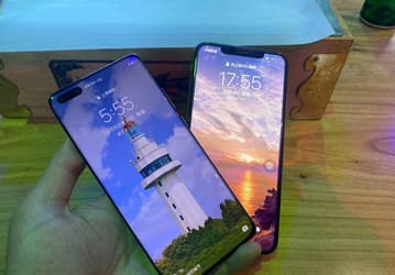 Включённые iPhone 12 и Huawei Mate 40 Pro на одной фотографии