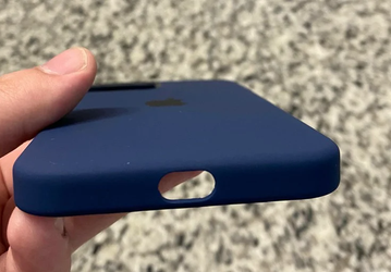 Некоторые покупатели iPhone 12 получили бракованные чехлы