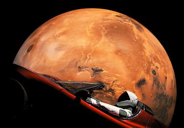 Первый космический автомобиль — Tesla Roadster с манекеном Starman — максимально сблизился с Марсом 