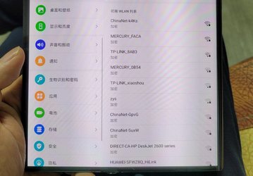 Первое живое фото Huawei Mate X2 в руках у пользователя