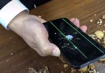 iPhone 12 испытали на прочность грецкими орехами