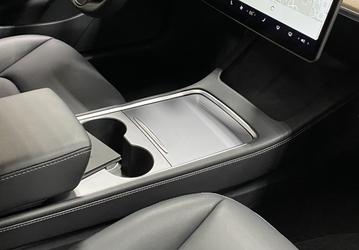 Опубликован первый взгляд на переизданную Tesla Model 3 изнутри