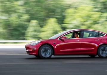 Автопилот Tesla стал удобнее. Проезжать светофоры можно автоматически