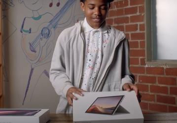 Microsoft потроллила крошечный Touch Bar в ноутбуках MacBook Pro в новой рекламе Surface Pro 7