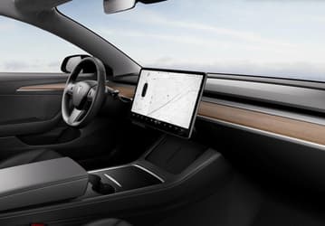 Бестселлер Tesla Model 3 стал ещё лучше. Обновлённый дизайн и долгожданный руль с подогревом