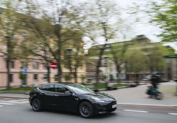 В прошлом году на электромобили пришлось более половины продаж автомобилей в Норвегии