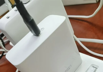 Живое фото первого зарядного устройства Quick Charge 5 позволяет оценить его габариты