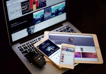 Положил и заряжаешь: MacBook сможет заряжать iPhone и Apple Watch без проводов