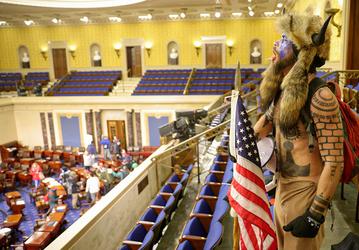 Сторонники Дональда Трампа ворвались в Капитолий. Twitter грозит навсегда удалить его аккаунт