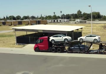 Компания Tesla готова начать выпуск грузовиков Semi, но для них пока не хватает аккумуляторов