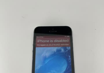 Такого iPhone 5 мы не видели. Редкие фото прототипа засветились в сети