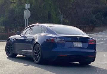 Прототип Tesla Model S с новым дизайном засняли вживую