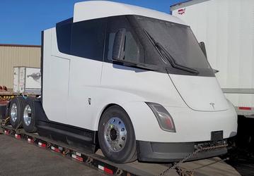 Предсерийный электрический грузовик Tesla Semi засняли на видео