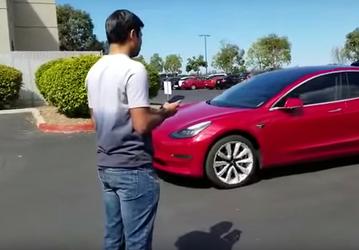 Женщина догнала и задержала Tesla Model 3, который сам двигался к владельцу