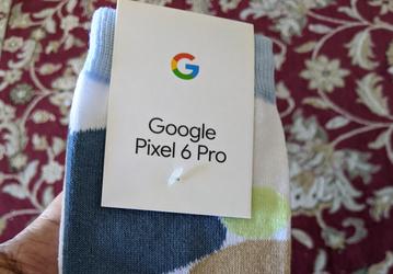 Google дарит суперфанатам Pixel носки и наклейку. Закрытый клуб Pixel Superfans был сформирован в прошлом году