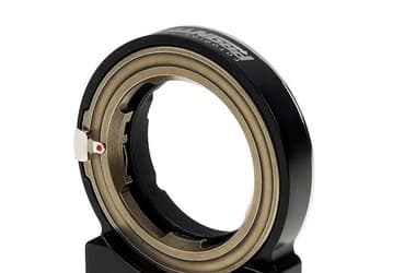 Адаптер Fotodiox Pronto LM-NKZ-PRN не только позволяет устанавливать на камеры Nikon Z объективы Leica M, но и наделяет их функцией автофокусировки 