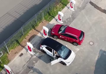 Впервые с помощью станций Tesla Supercharger можно заряжать электромобили других производителей