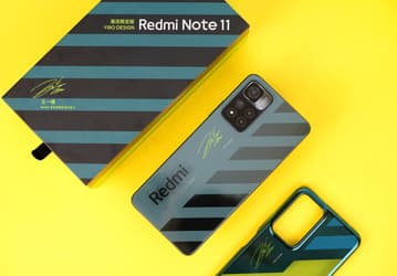 Redmi Note 11 с «подвешенным» в воздухе логотипом и его комплект поставки. Большая подборка живых фото