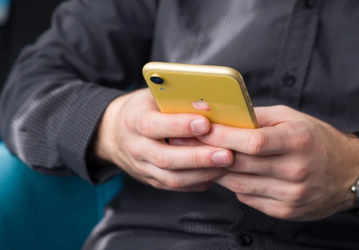 Ремонтный апгрейд: Apple начинает предлагать iPhone XR на время ремонта смартфонов. В 26 регионах, но не в России