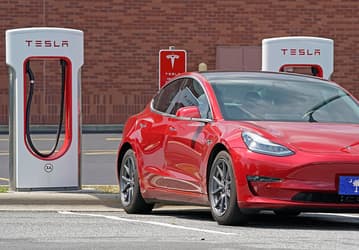 Tesla отзывает более 11 тысяч электромобилей из-за программного сбоя с тормозами
