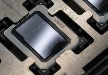 Первые фотографии процессоров Intel, которые выйдут лишь в 2023 году. Meteor Lake засняли вместе с другими продуктами прямо на фабрике Intel