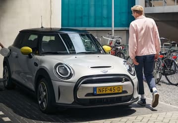 Электрический вариант легендарной малолитражки Mini Electric скоро в России: предзаказ уже в ноябре