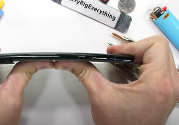 Google Pixel 6 Pro царапают, жгут и пытаются согнуть. Появилось видео с испытанием смартфона на прочность