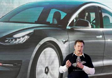 Маск спросил совета у подписчиков в Twitter, стоит ли ему продать 10% акций Tesla