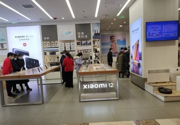 Xiaomi 12 показали на фото вживую. Флагманы уже завезли в розничные магазины Китая