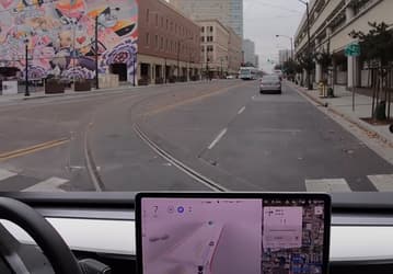 Tesla на автопилоте чуть не сбила человека на пешеходном переходе. Новое видео с тестом FSD Beta 10.6  