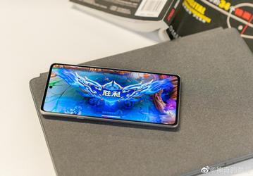 Первый в мире смартфон на Snapdragon 8 Gen 1 с 60-мегапиксельной камерой в экране. Живое фото Moto Edge X30