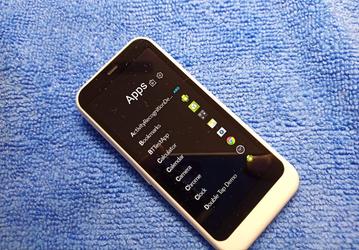 Nokia с Android образца 2014 года с необычным клиновидным корпусом. Отменённая модель Ion Mini 2 предстала на фотографиях и видео
