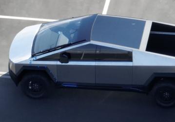 «Не связывайтесь с владельцами CyberTruck, они могут избить вас огромным дворником». Илон Маск обещает заменить дворник в ответ на шутки пользователей