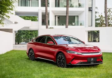 Илон Маск смеялся над этой компанией, а теперь BYD готовится стать №1 в мире, опередив Tesla в Китае
