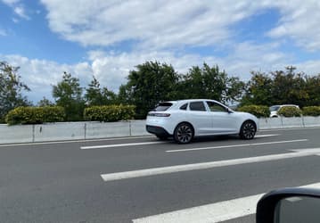 На дороге его путают с Porsche Macan. 1000 км без подзарядки, разгон 0 до 100 км/ч за 4 с, около 39 000 долларов от Huawei и Celes