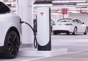 Tesla сделала бесплатной скоростную зарядку на станциях Supercharger в определённые часы в честь праздников в США 